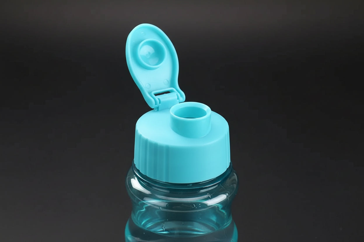 550 ml plast vannflaske – bærbar sportsflaske med flip-lokk og bærestropp